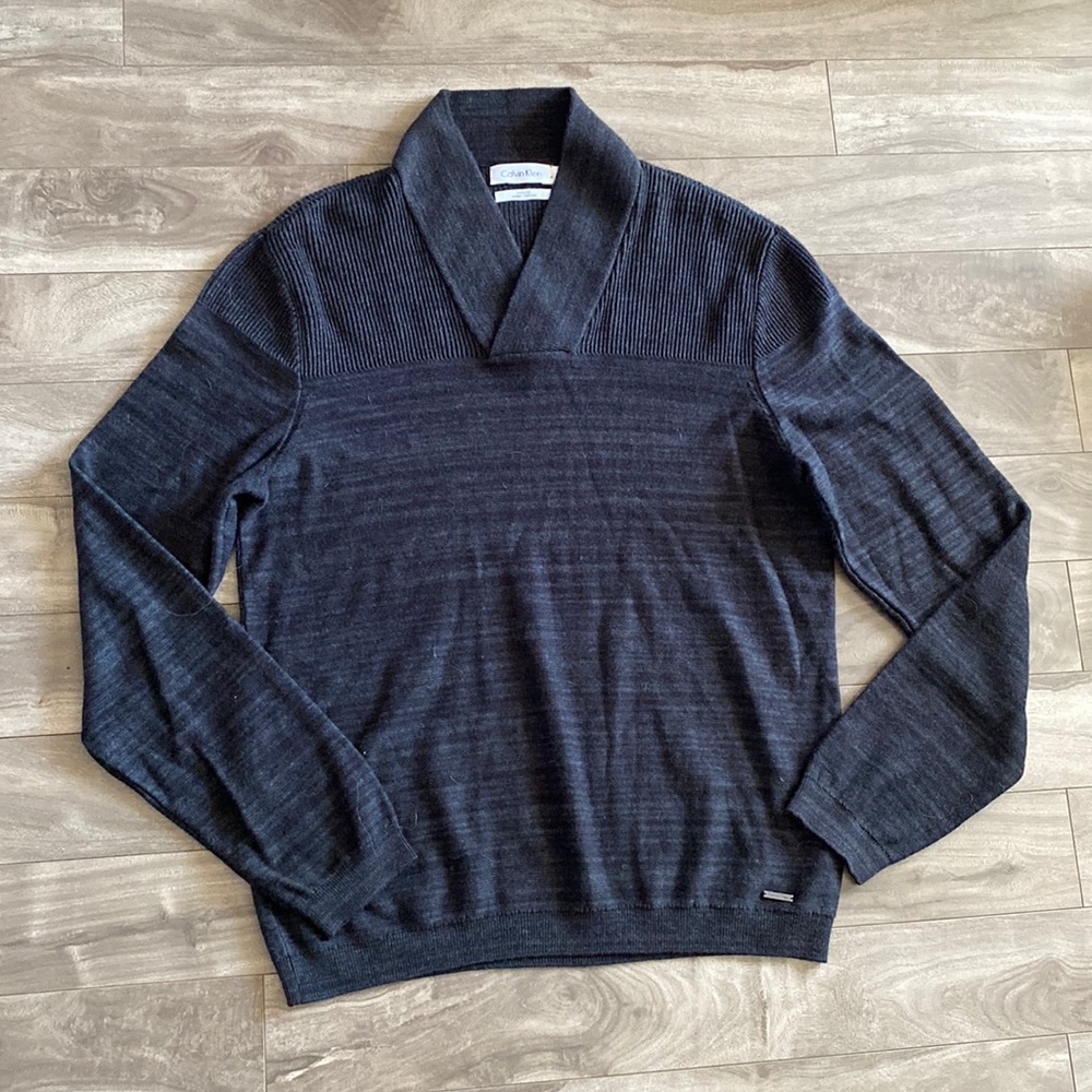 Calvin Klein gender-neutral sweater - small
